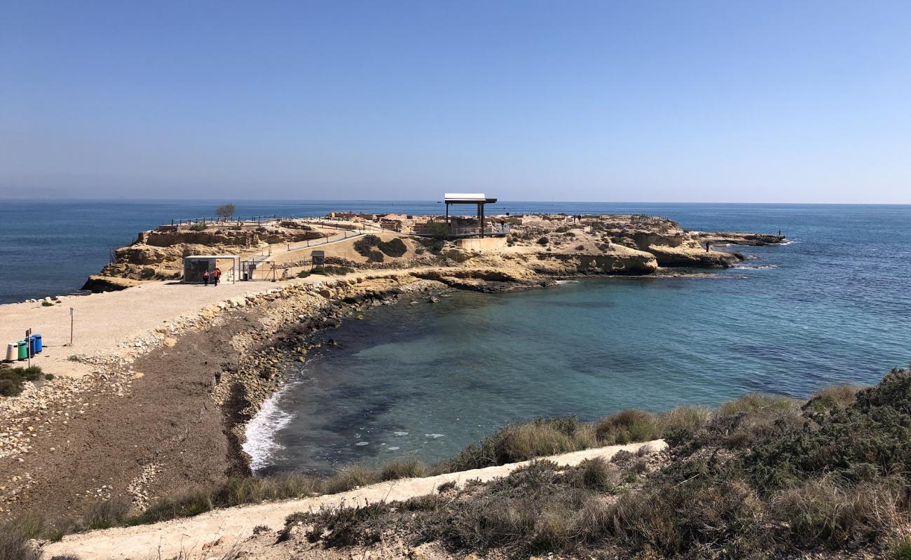 Foto af Platja dels Banyets de la Reina med sten overflade