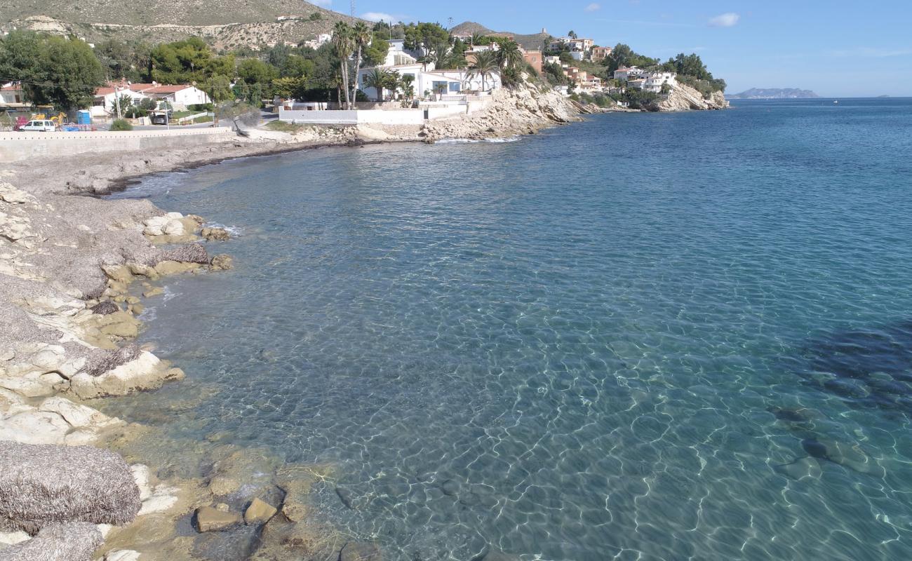 Foto af Cala Piteres med sten overflade