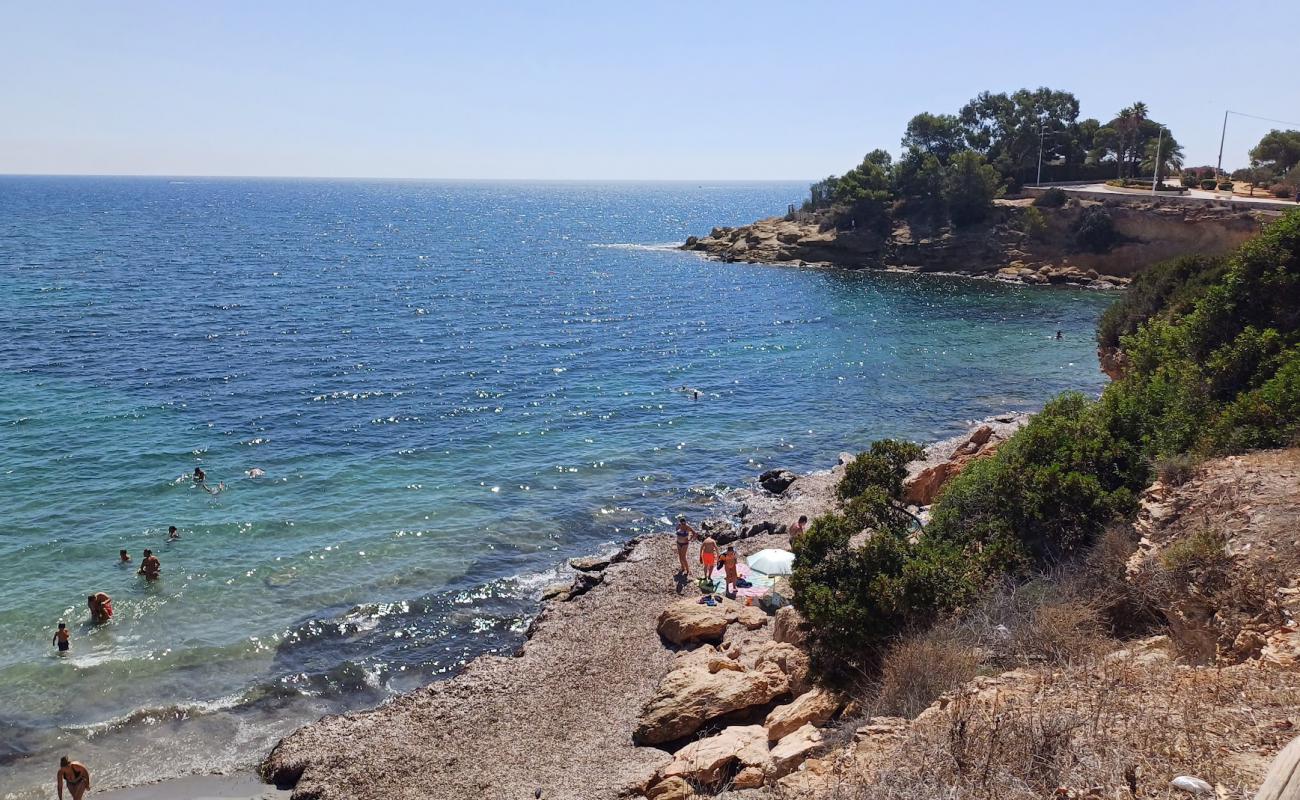 Foto af Cala La Calalga med grå sand overflade