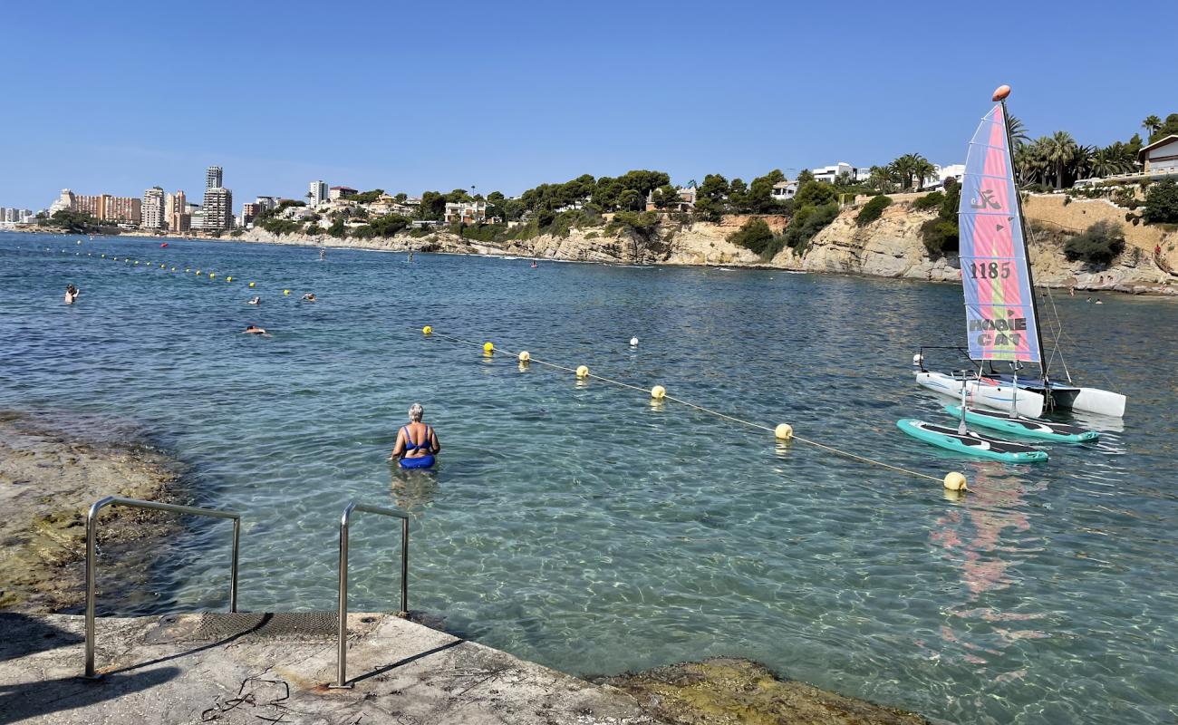 Foto af Cala Les Bassetes med sten overflade