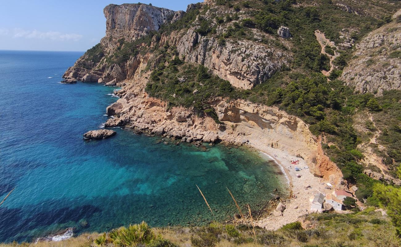 Foto af Cala Llebeig med sten overflade