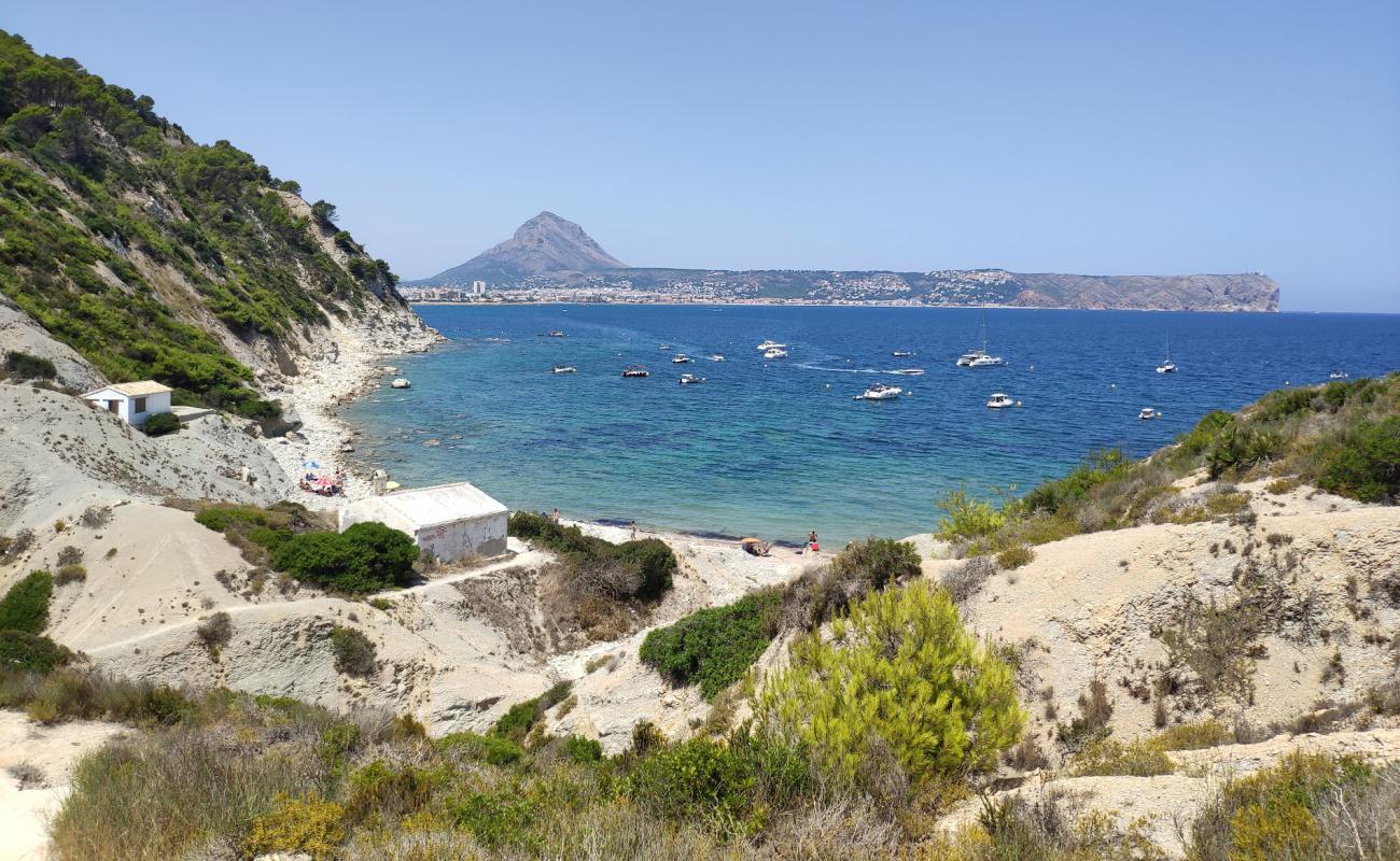 Foto af Cala Sardinera med sten overflade