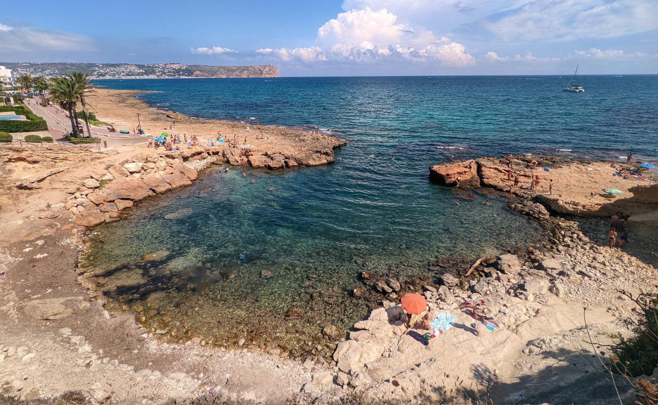 Foto af Cala Blanca med sten overflade