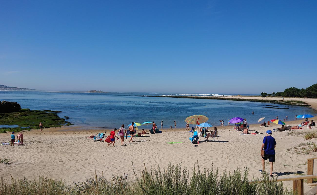 Foto af Praia de Camposancos med lys sand overflade