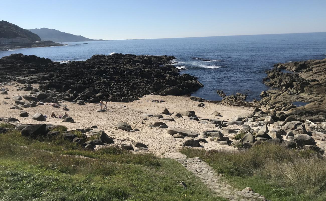 Foto af Praia dos Frades med let fin sten overflade