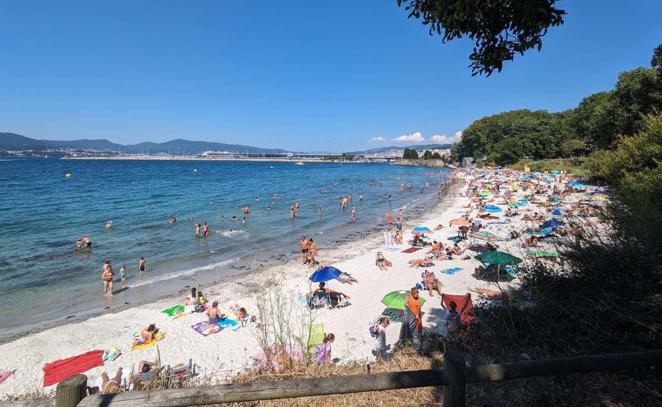 Foto af Praia de Bouzas med lys sand overflade