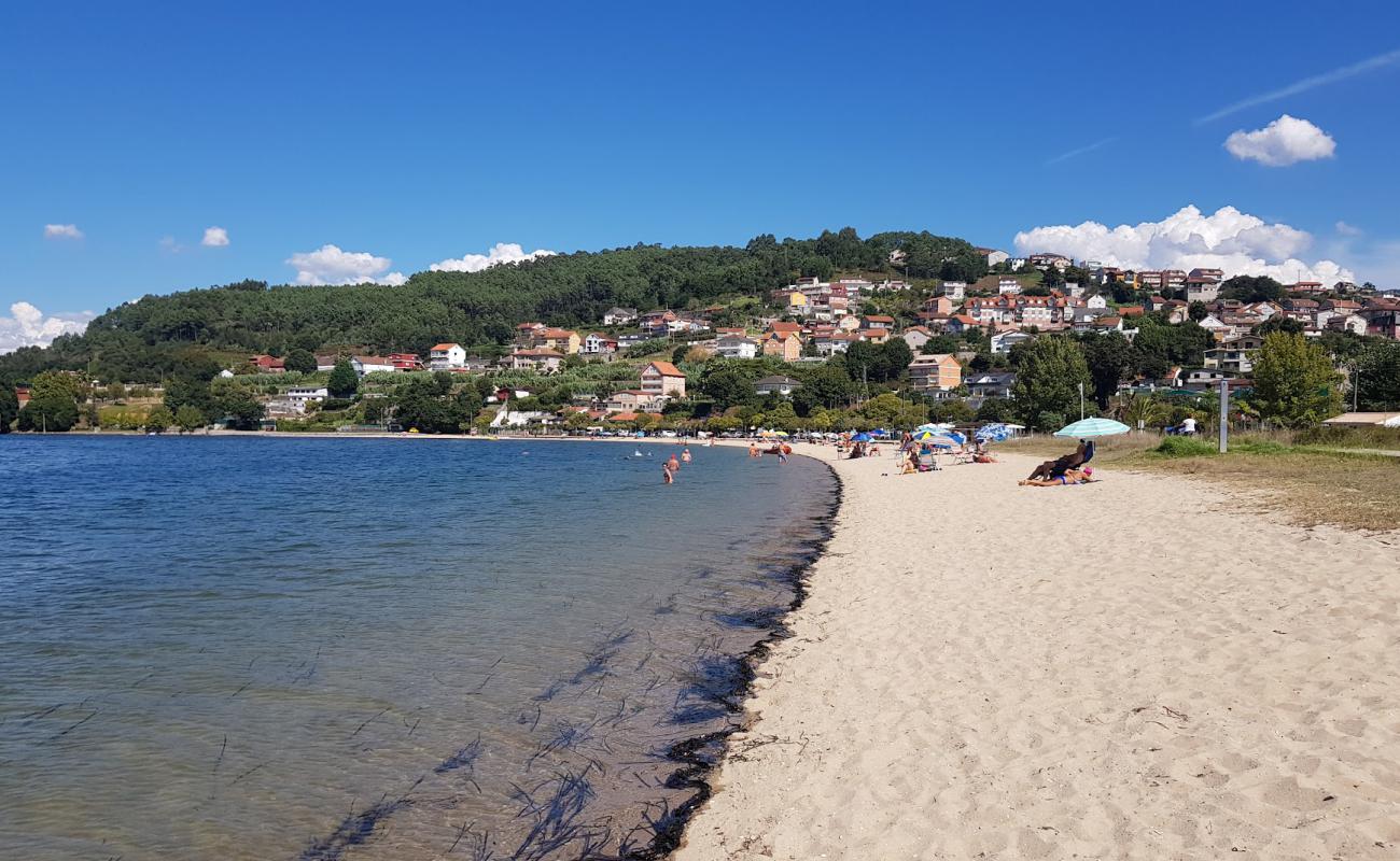 Foto af Praia de Cesantes med lys sand overflade