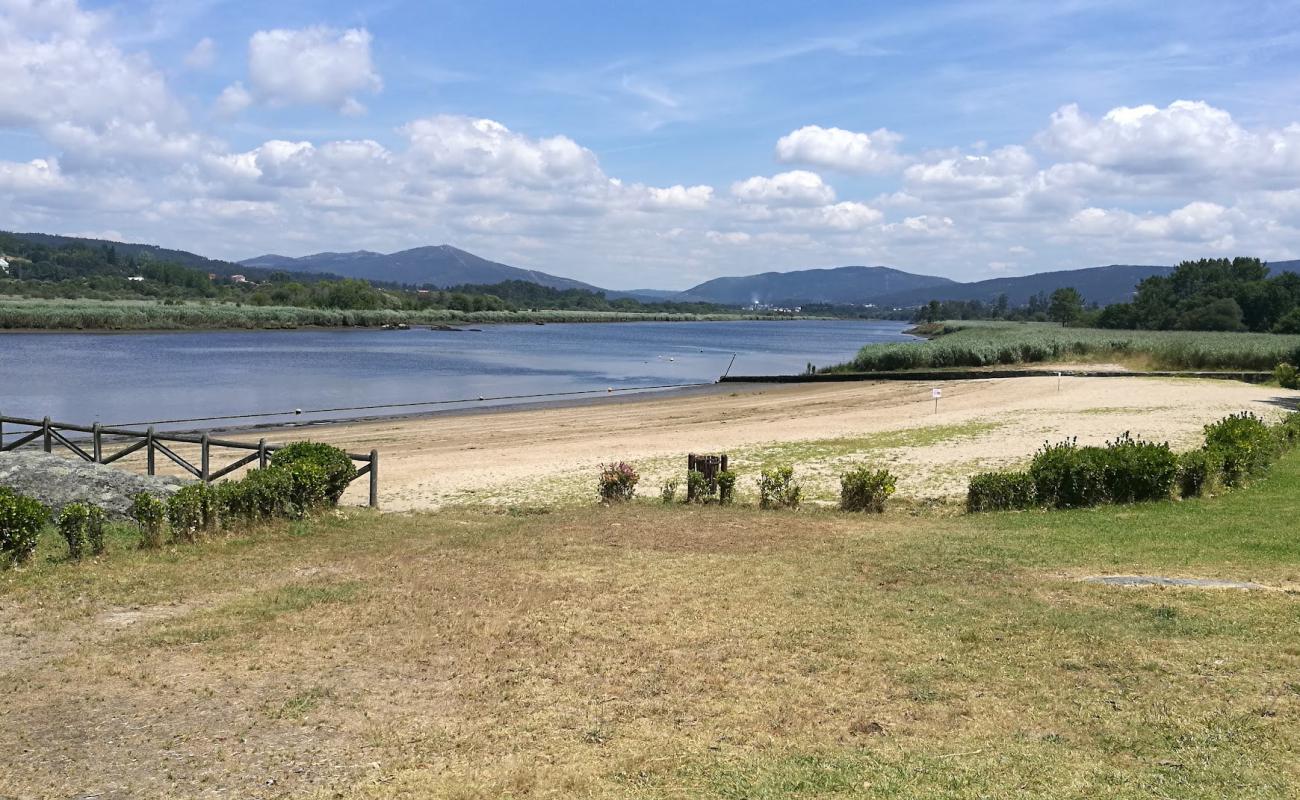 Foto af Playa Fluvial Vilarello med lys sand overflade