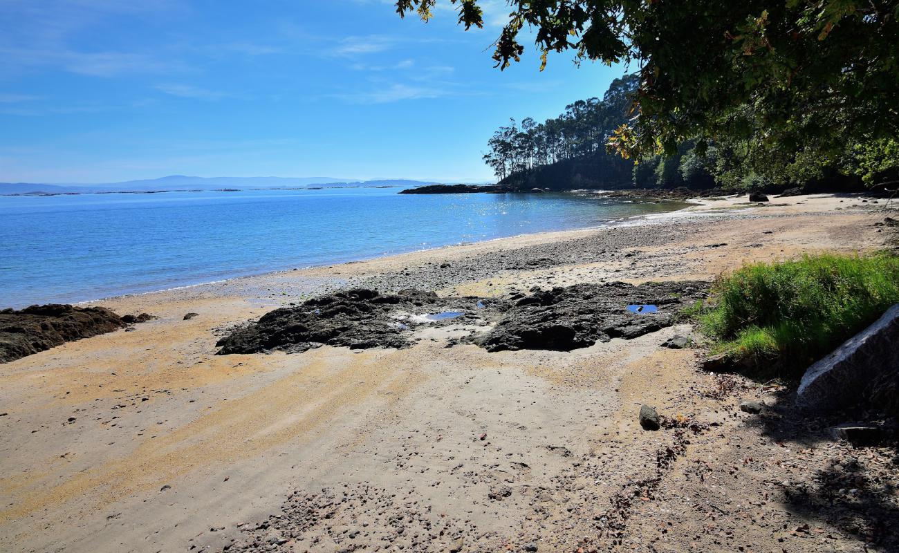 Foto af Praia Da Merce med lyst sand & sten overflade