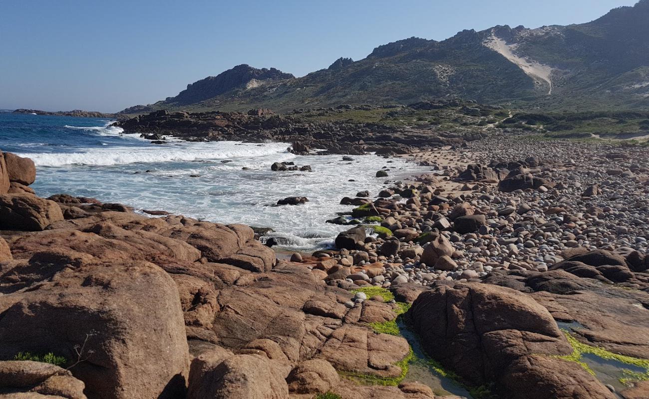 Foto af Praia de Reira med lyst sand & sten overflade