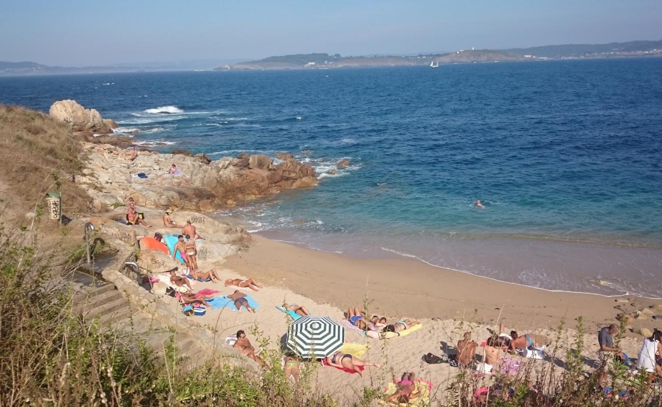 Foto af Praia dos Mouros med lys sand overflade