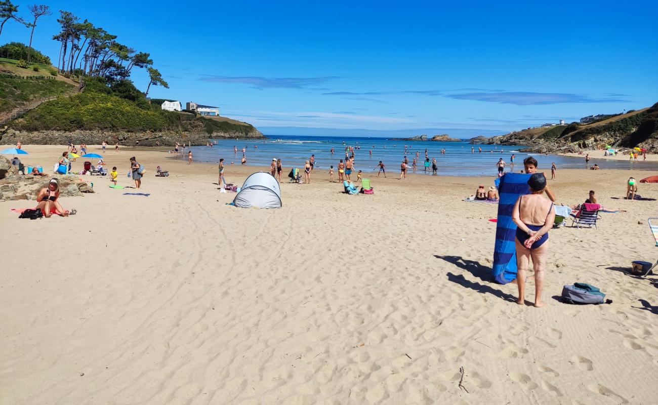 Foto af Playa Aguileiro med lys sand overflade