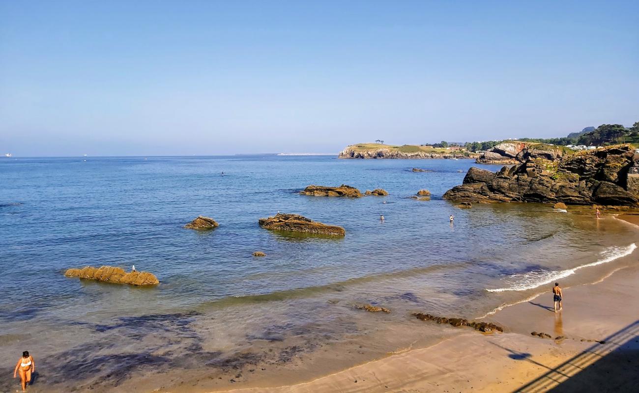 Foto af Playa de Candas med lys sand overflade