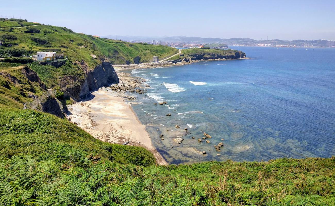 Foto af Playa de Penarrubia med gråt sand og sten overflade