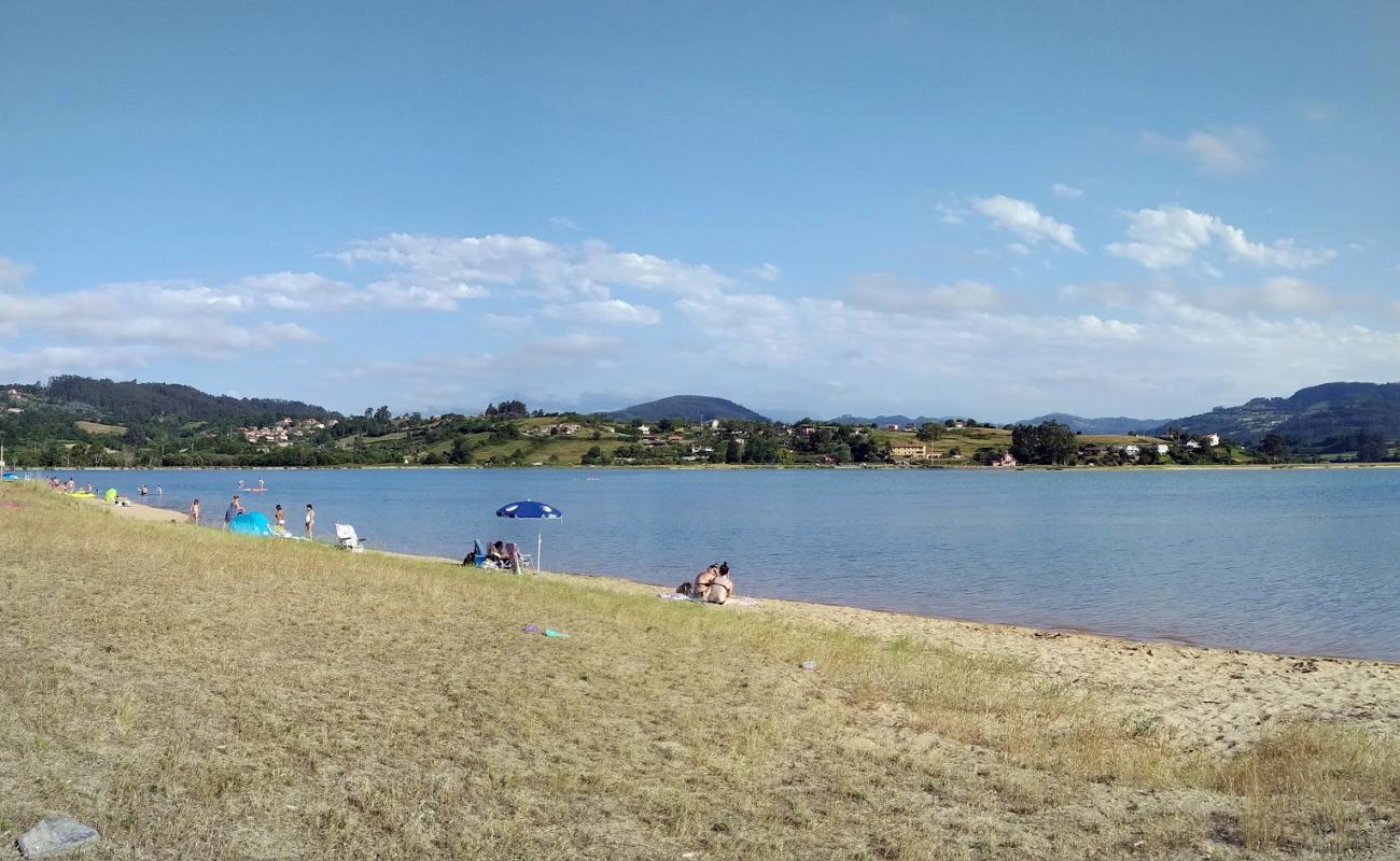 Foto af Playa de Rodiles med lys sand overflade