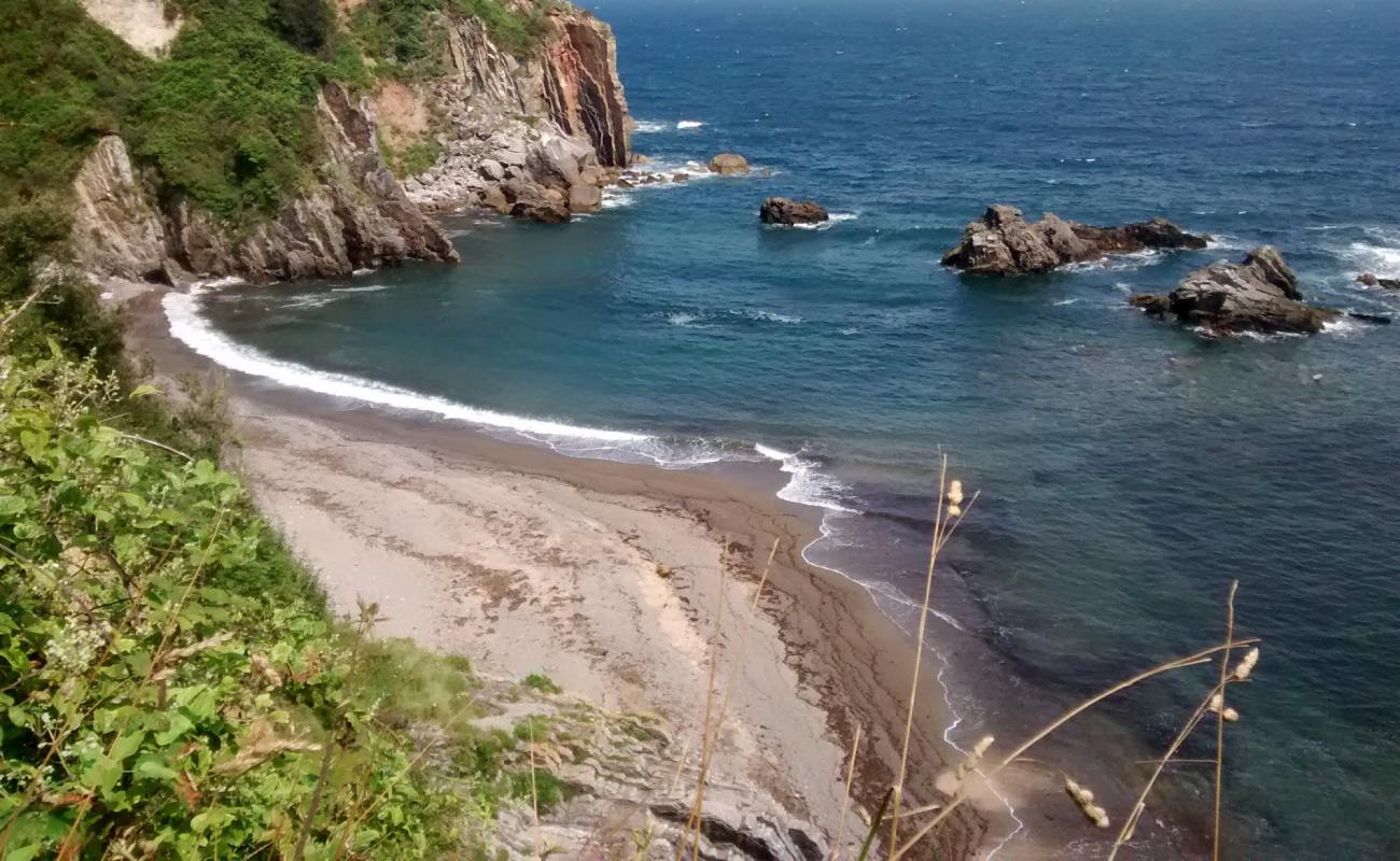 Foto af Playa de Pendueles med gråt sand og sten overflade