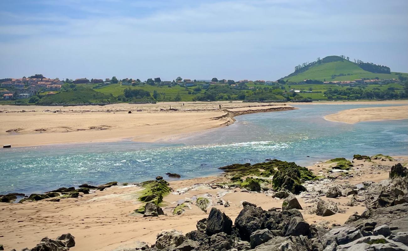 Foto af Playa de la Robayera med lys sand overflade