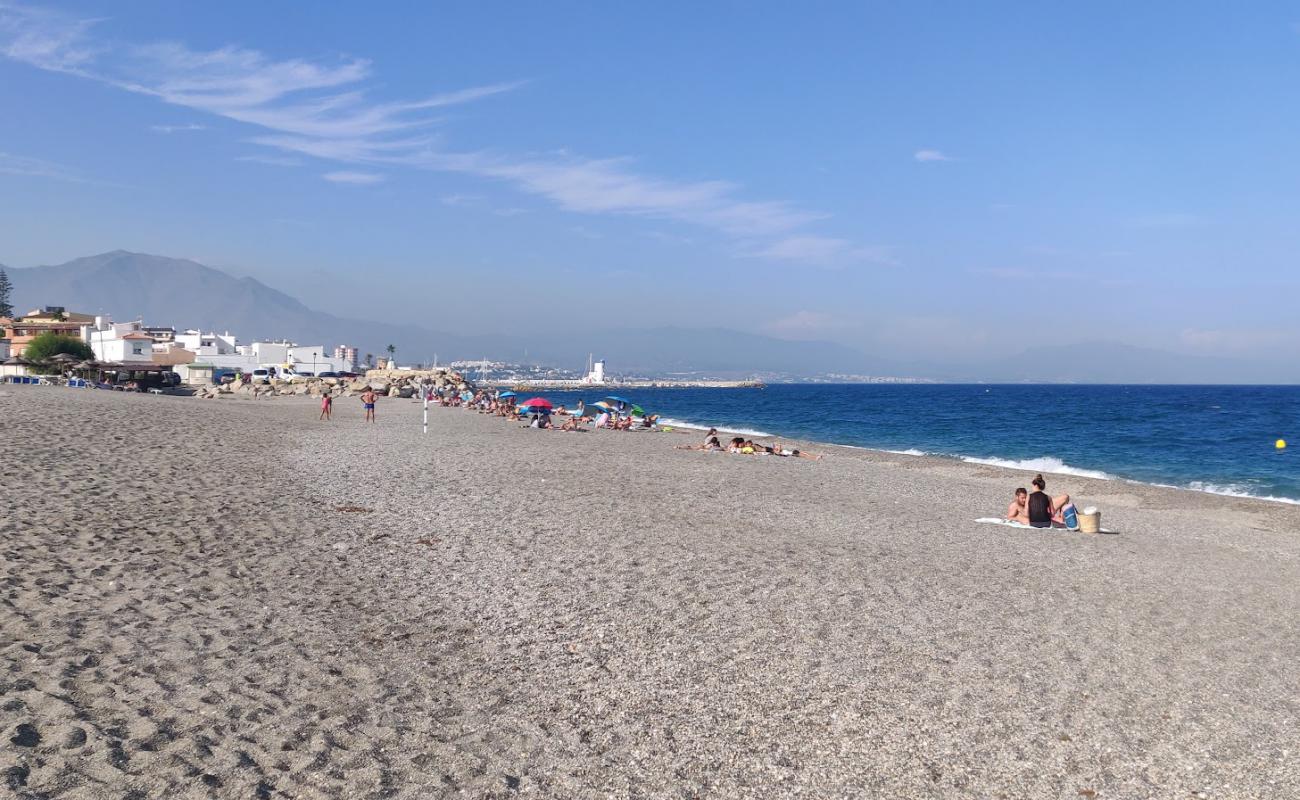 Foto af Playa de la Duquesa med grå fin sten overflade