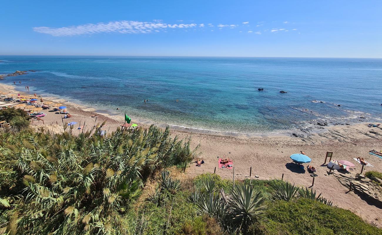 Foto af Playa Naturista de Playamarina med gråt sand og småsten overflade