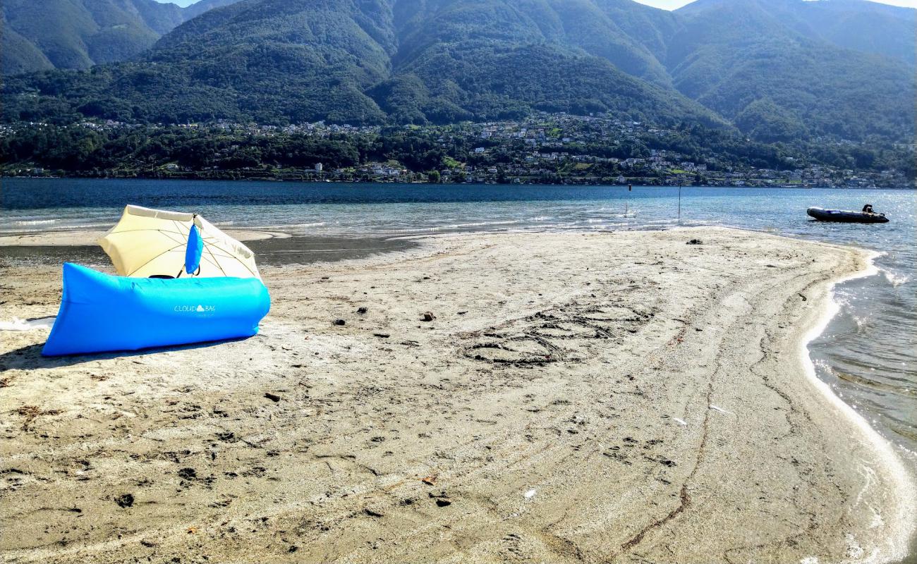 Foto af Locarno spiaggia med lys sand overflade