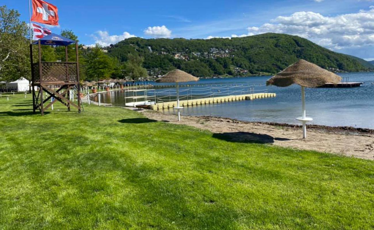 Foto af Strandbad Brienz med græs overflade