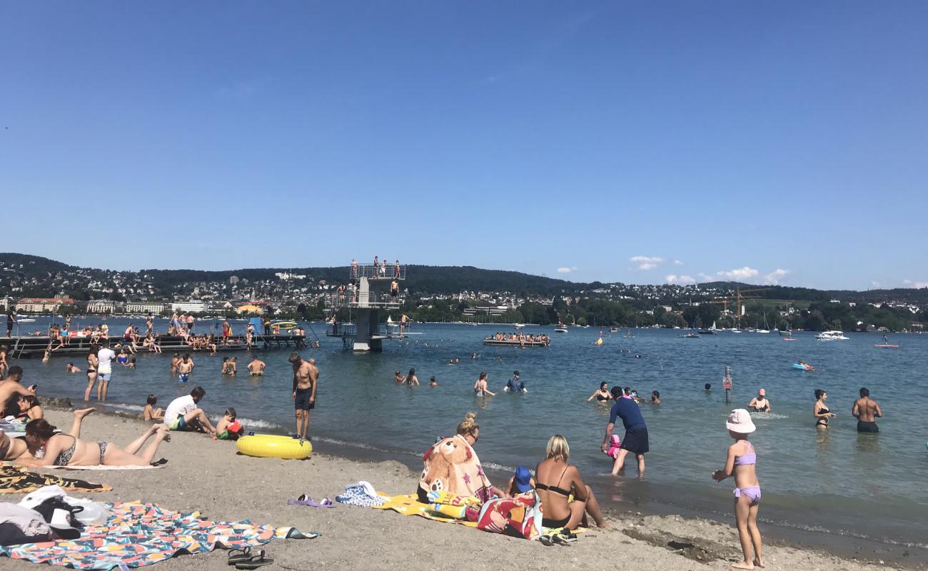 Foto af Mythenquai Strand med grå sand overflade