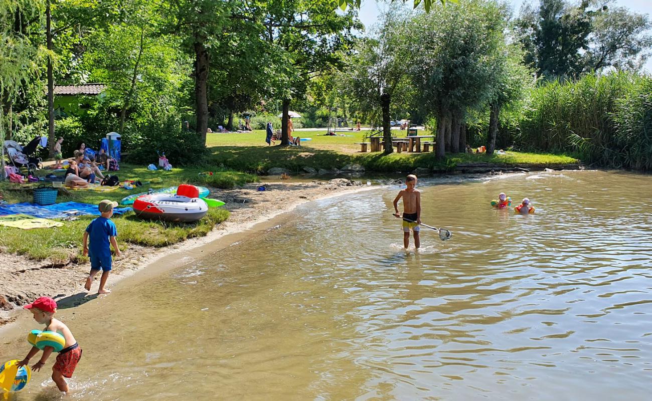 Foto af Muntelier Strandbad med græs overflade