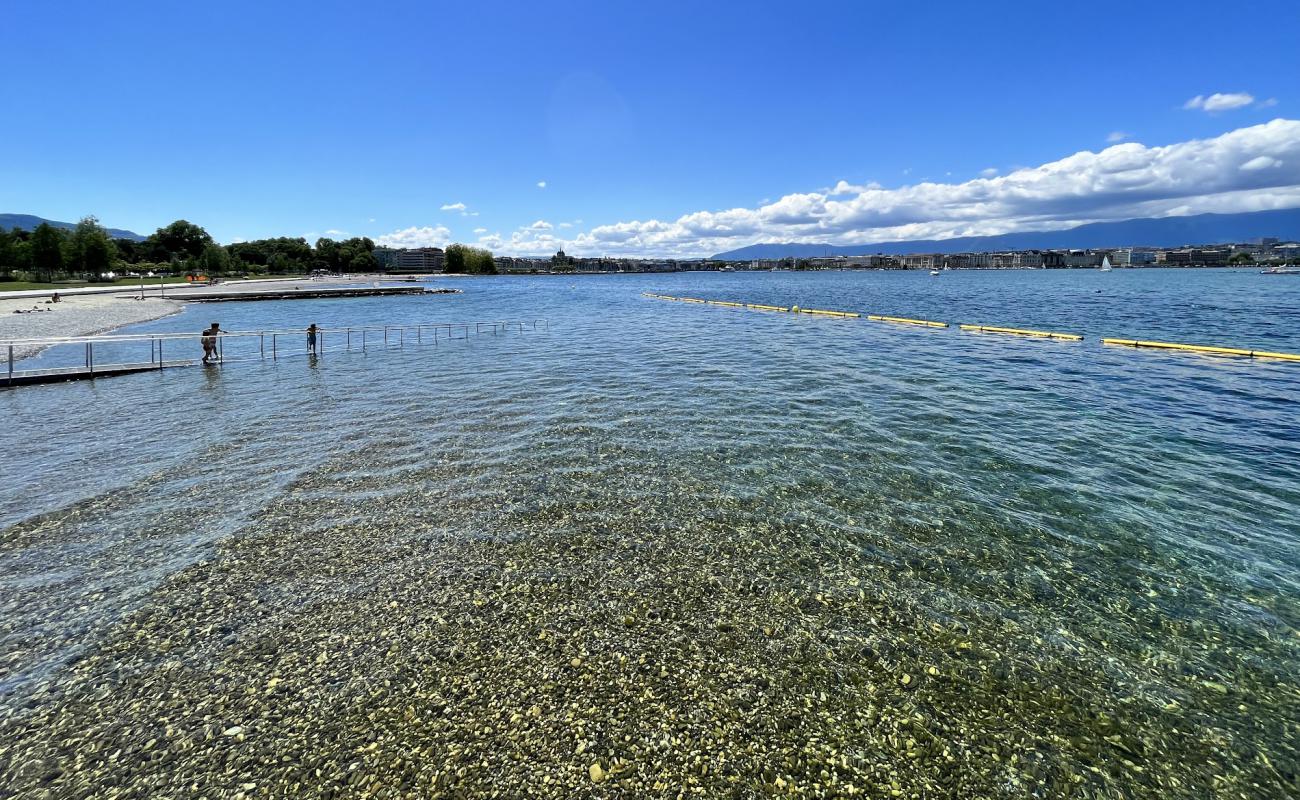 Foto af Plage des Eaux-Vives med grå fin sten overflade