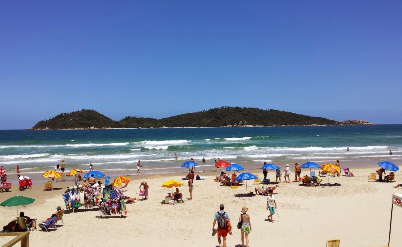 Foto af Praia do Morro das Pedras med lys fint sand overflade