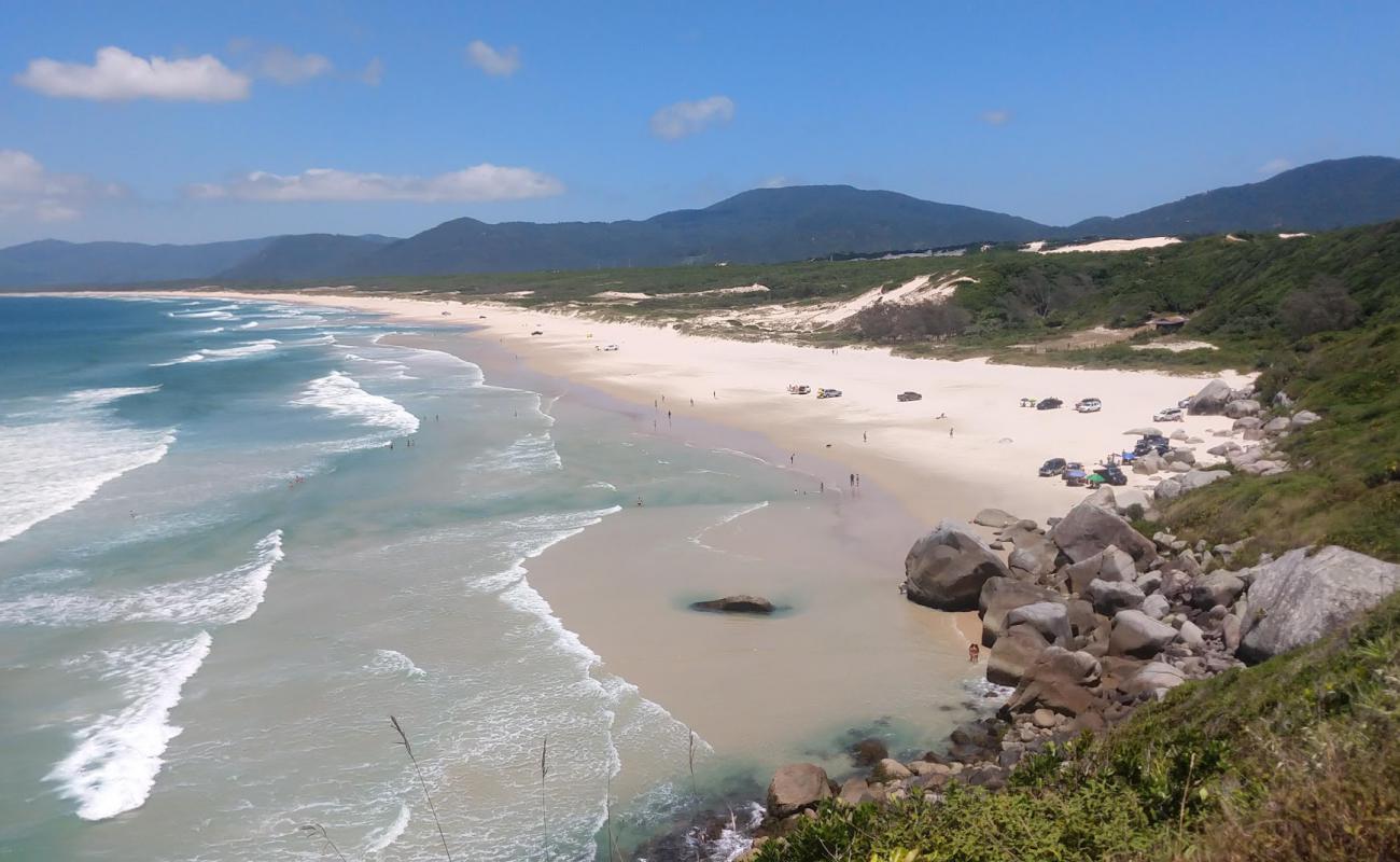 Foto af Praia do Moiambique med lys fint sand overflade