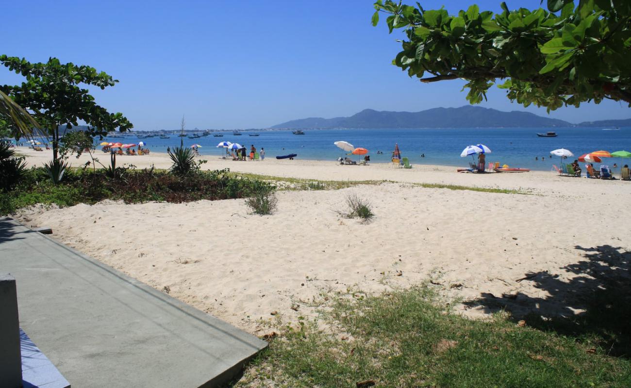 Foto af Praia de Zimbros med lys sand overflade