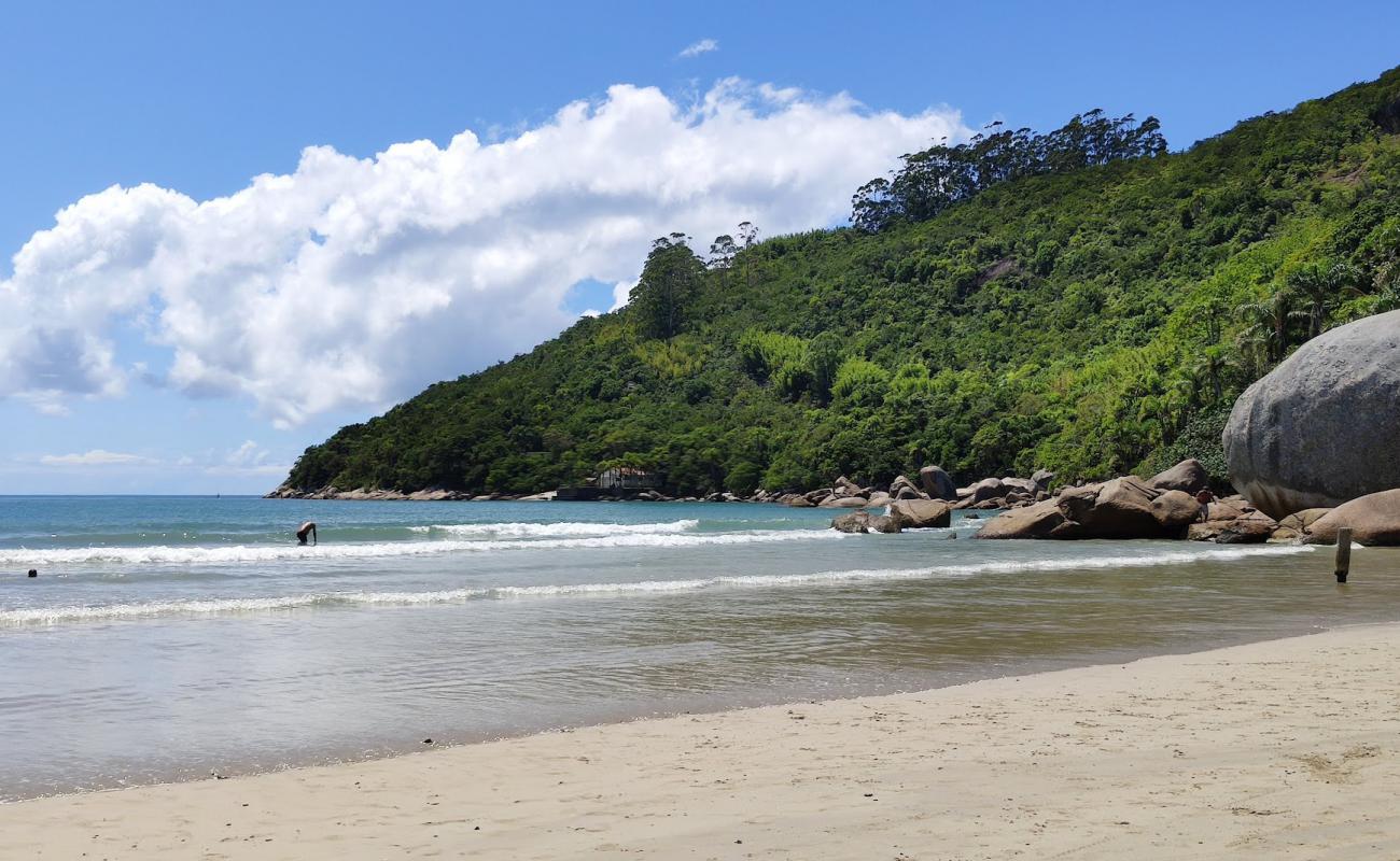 Foto af Praia do Conceicao med lys fint sand overflade