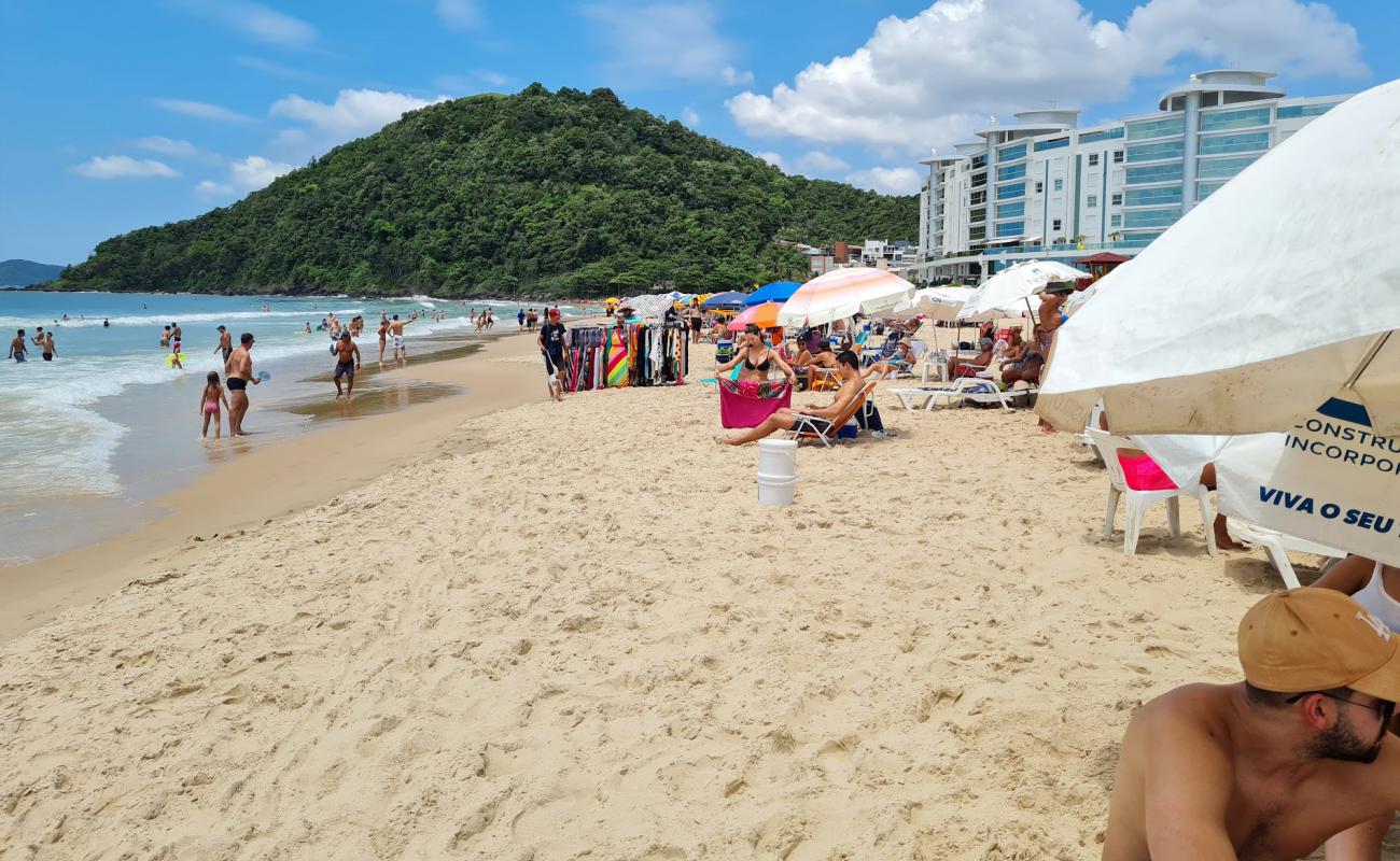 Foto af Praia dos Amores med lys sand overflade