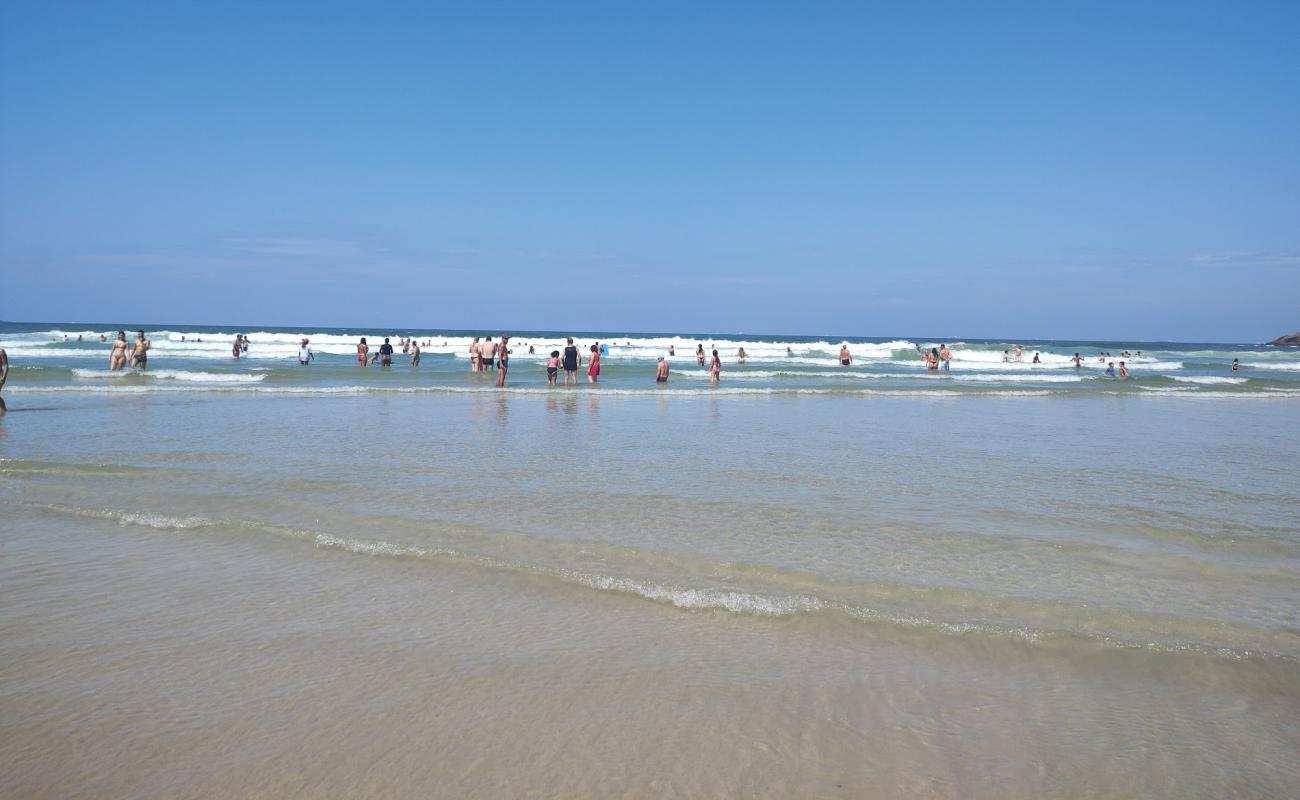 Foto af Pitangueiras Strand med lys fint sand overflade