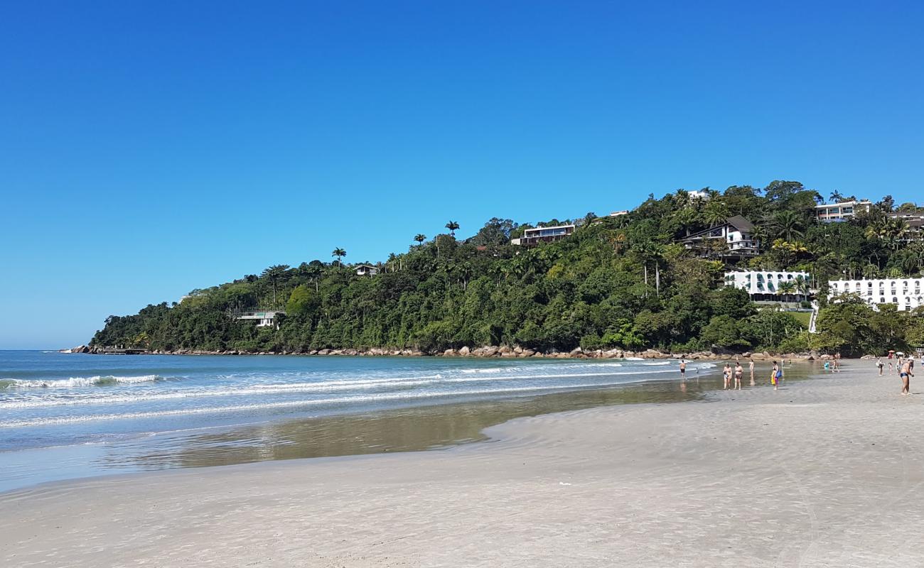 Foto af Praia das Toninhas med lys fint sand overflade