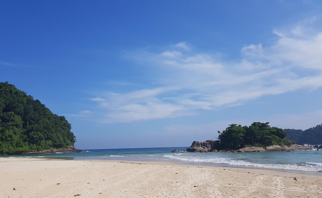 Foto af Praia Das Laranjeiras med lys fint sand overflade