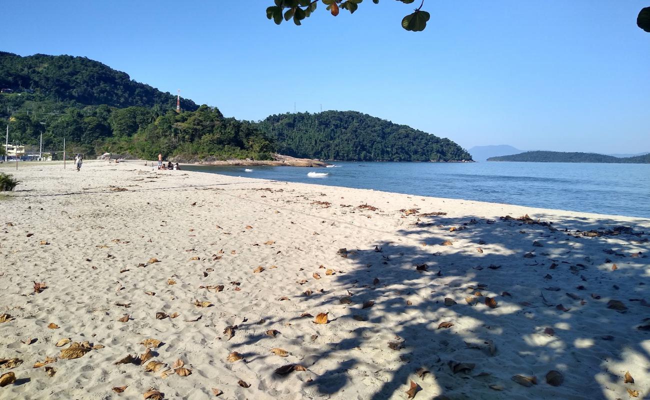 Foto af Mambucaba Strand med lys sand overflade