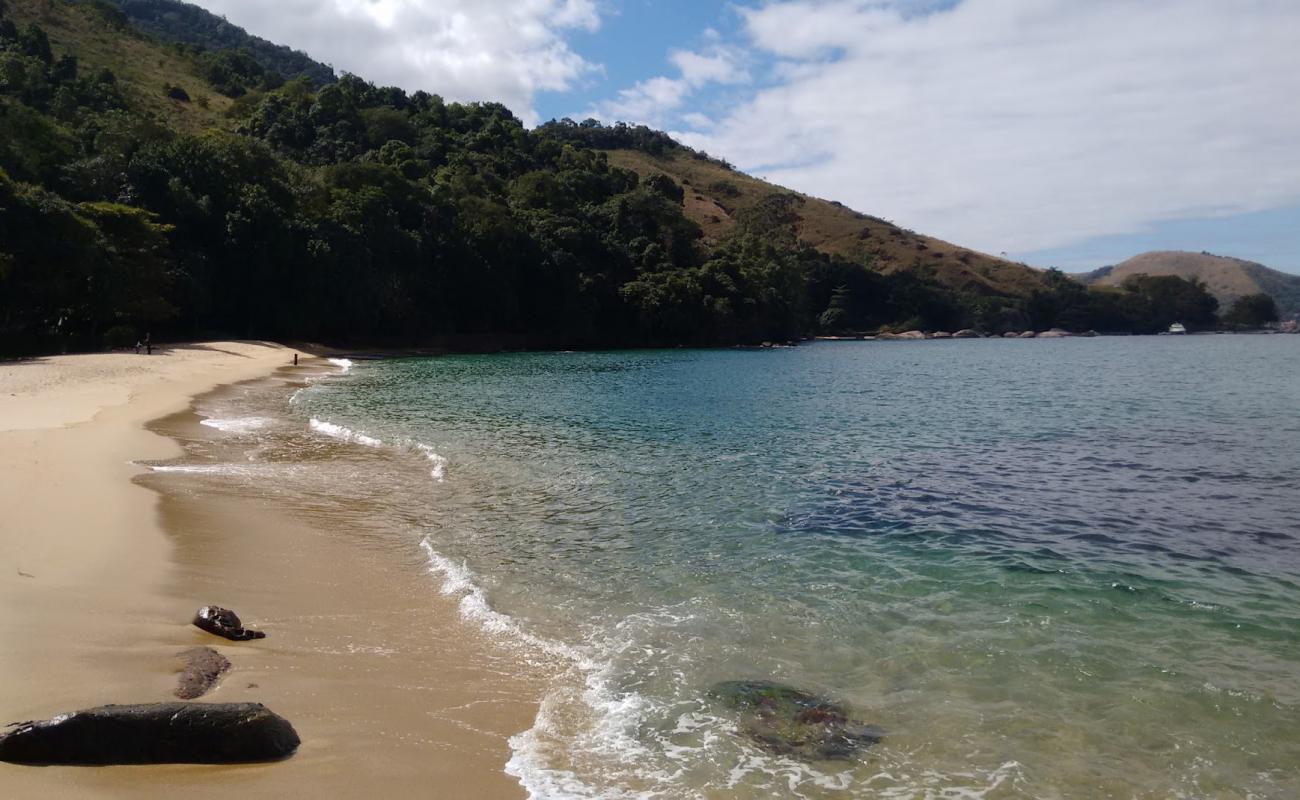 Foto af Macieis Strand bakket op af klipperne