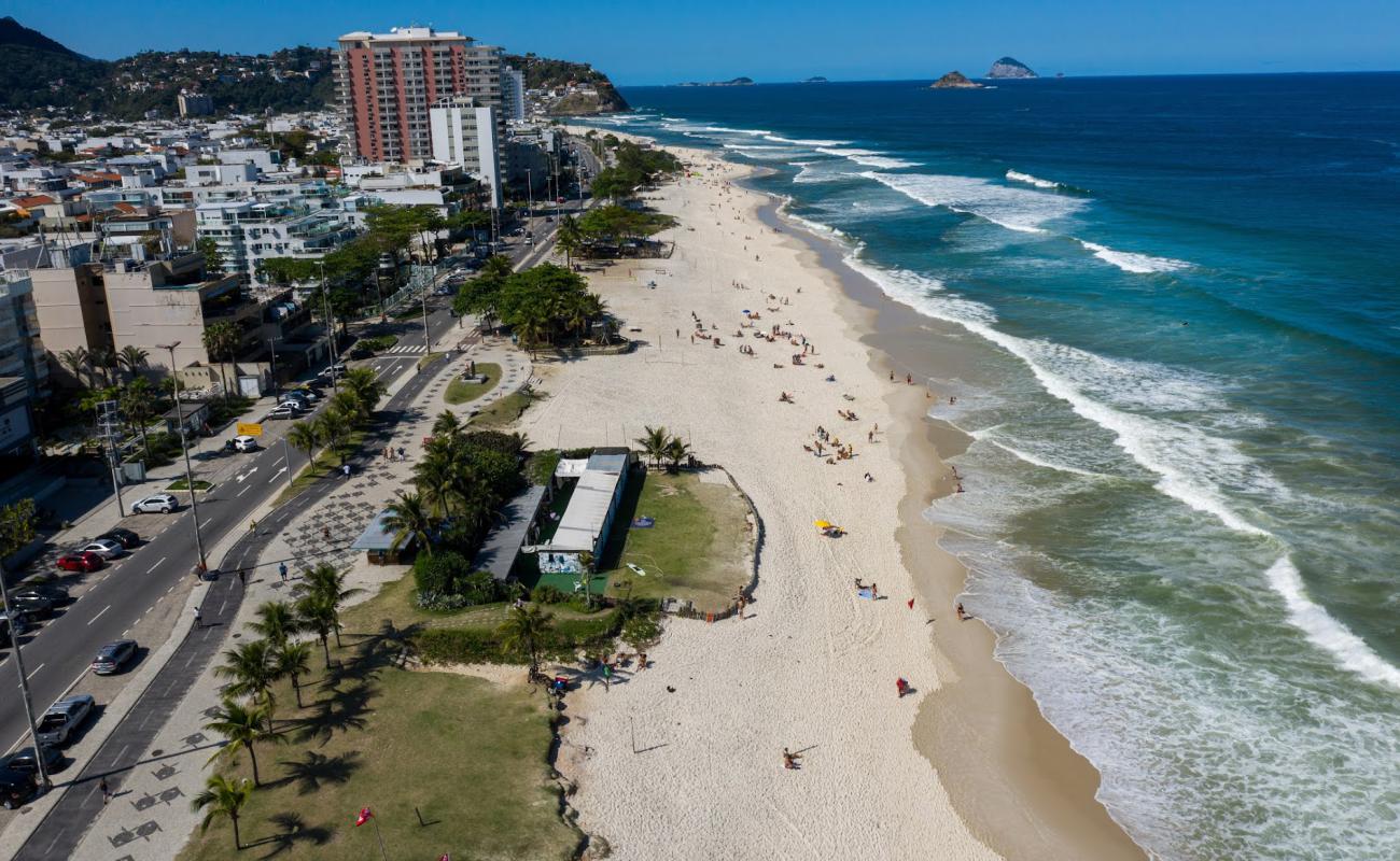 Foto af Barra da Tijuca Strand med lys fint sand overflade