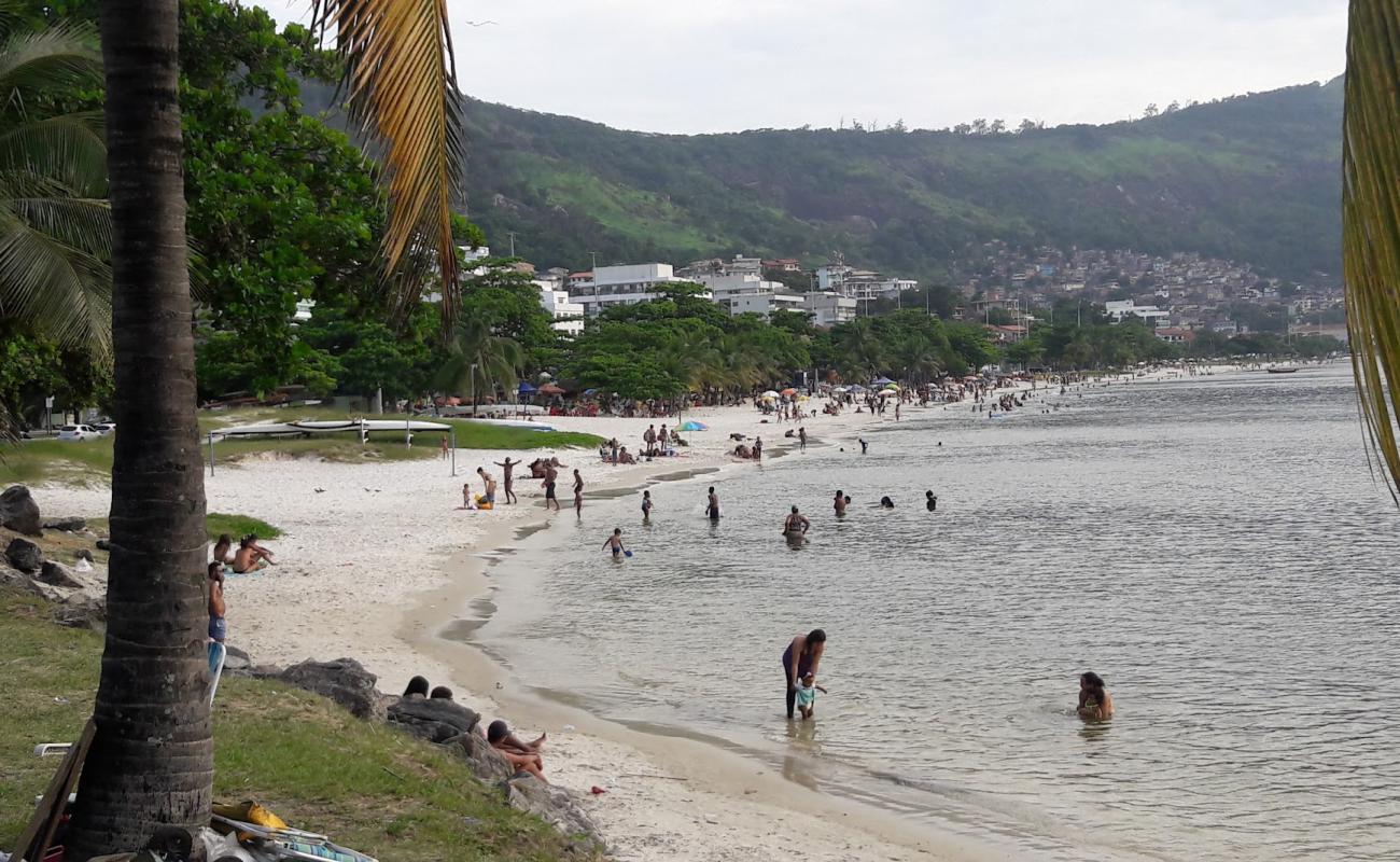 Foto af Praia de Charitas med lys fint sand overflade