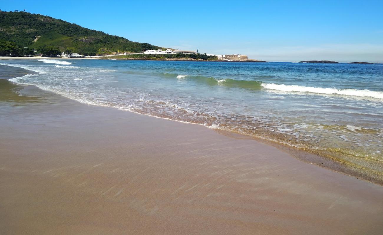 Foto af Praia de Imbuhy med lys fint sand overflade