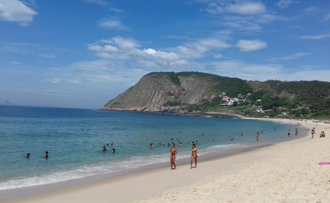 Foto af Praia de Itacoatiara med lys fint sand overflade