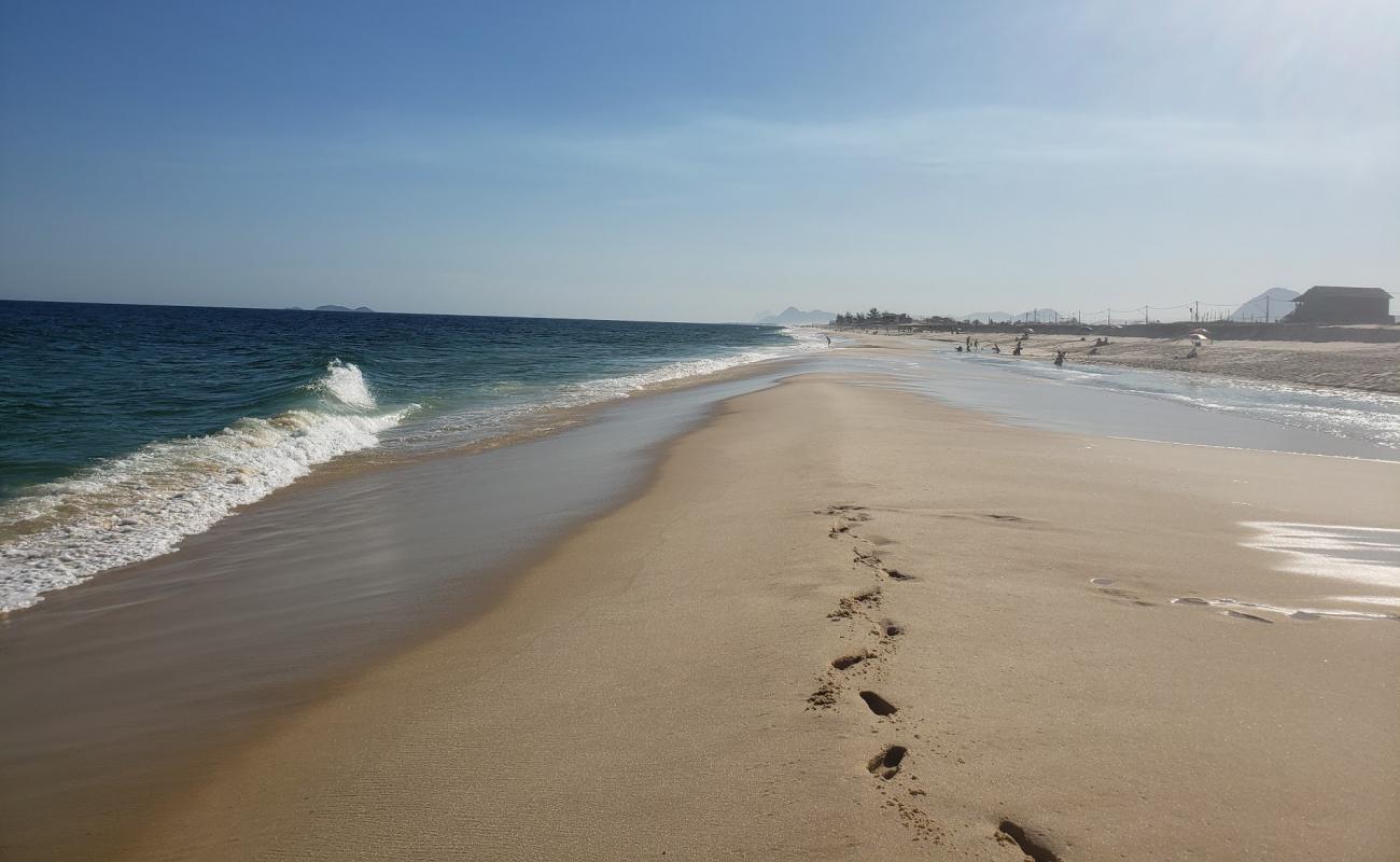 Foto af Praia da Barra em Marica med lys fint sand overflade