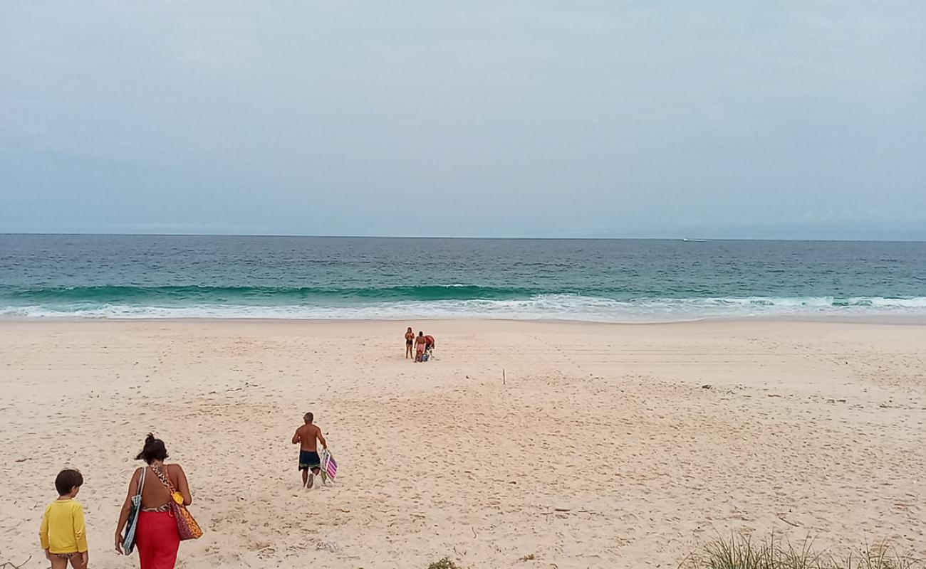 Foto af Praia de Guaratiba med lys fint sand overflade