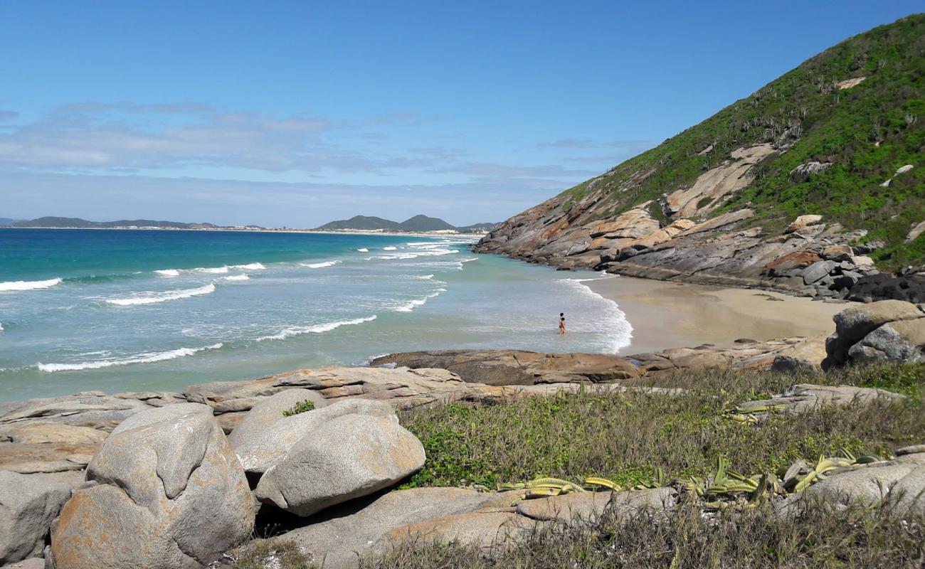 Foto af Praia das Amendoeiras med lys sand overflade