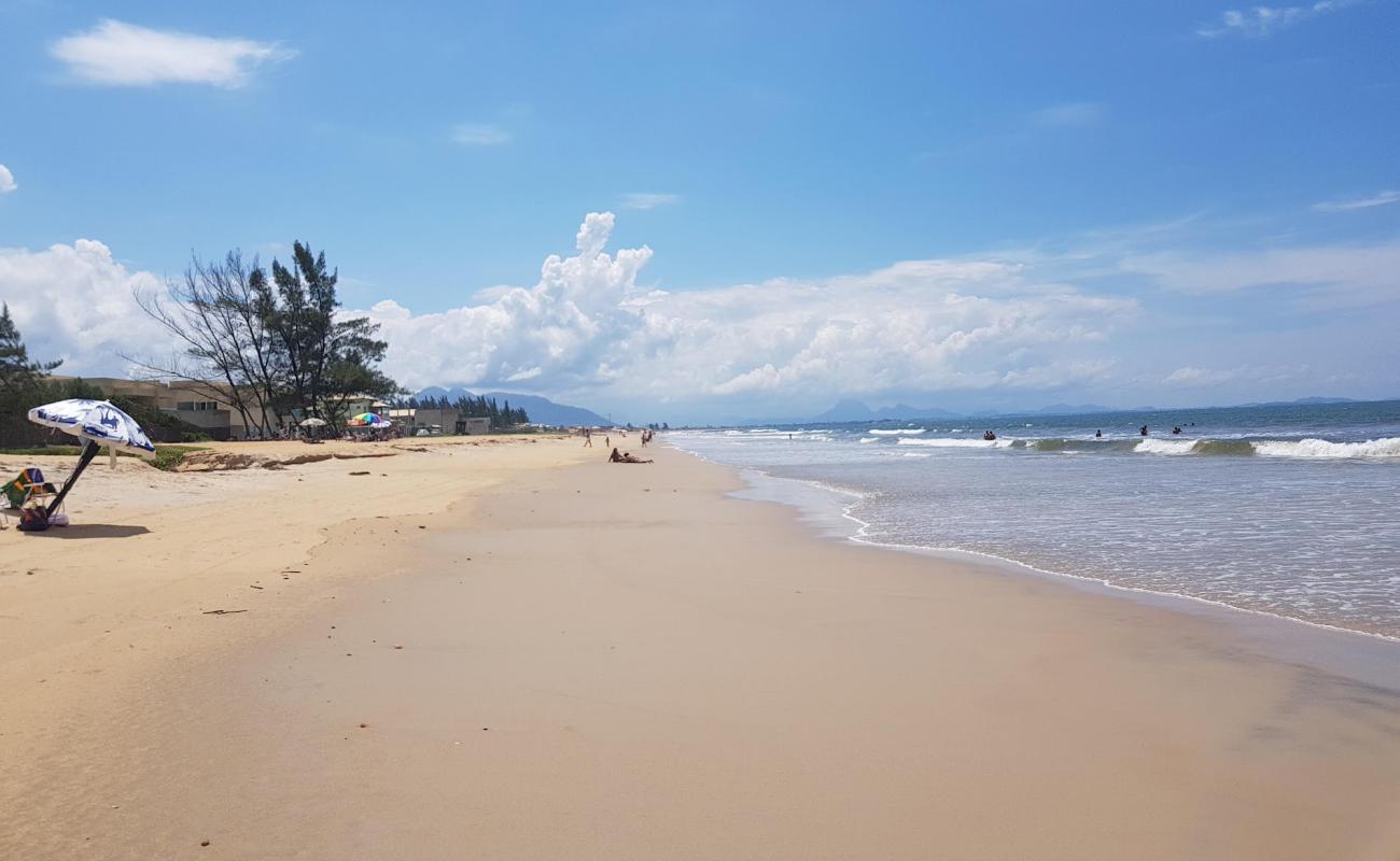 Foto af Praia do Unamar med lys fint sand overflade