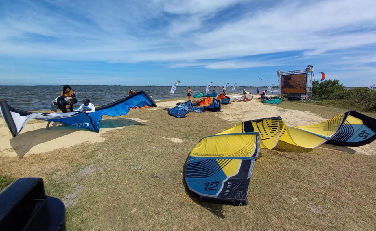 Foto af Praia da Pontinha do Outeiro med lys sand overflade