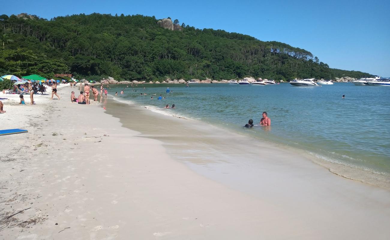 Foto af Praia do Tingua med lys fint sand overflade