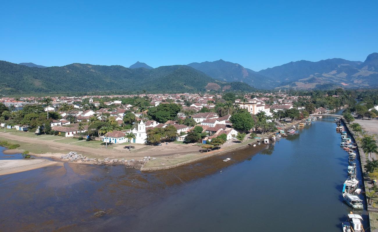 Foto af Praia em Paraty med lys sand overflade