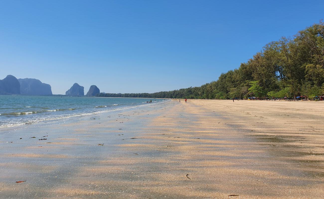 Foto af Pak Meng Beach med grå sand overflade